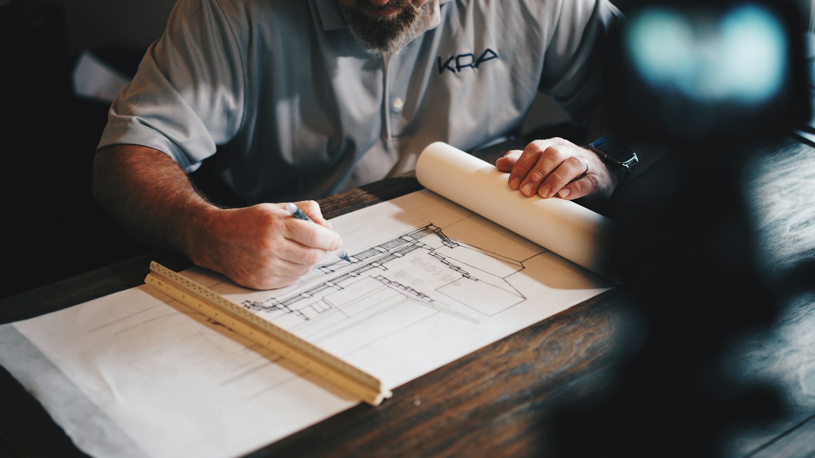 Architecte dessinant un plan